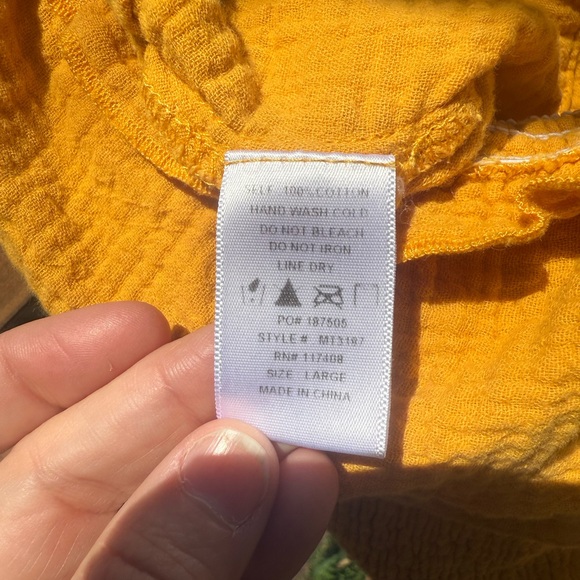 Chocolate Yellow Ruffle Button-Front Crop Top - Picture 4 of 4